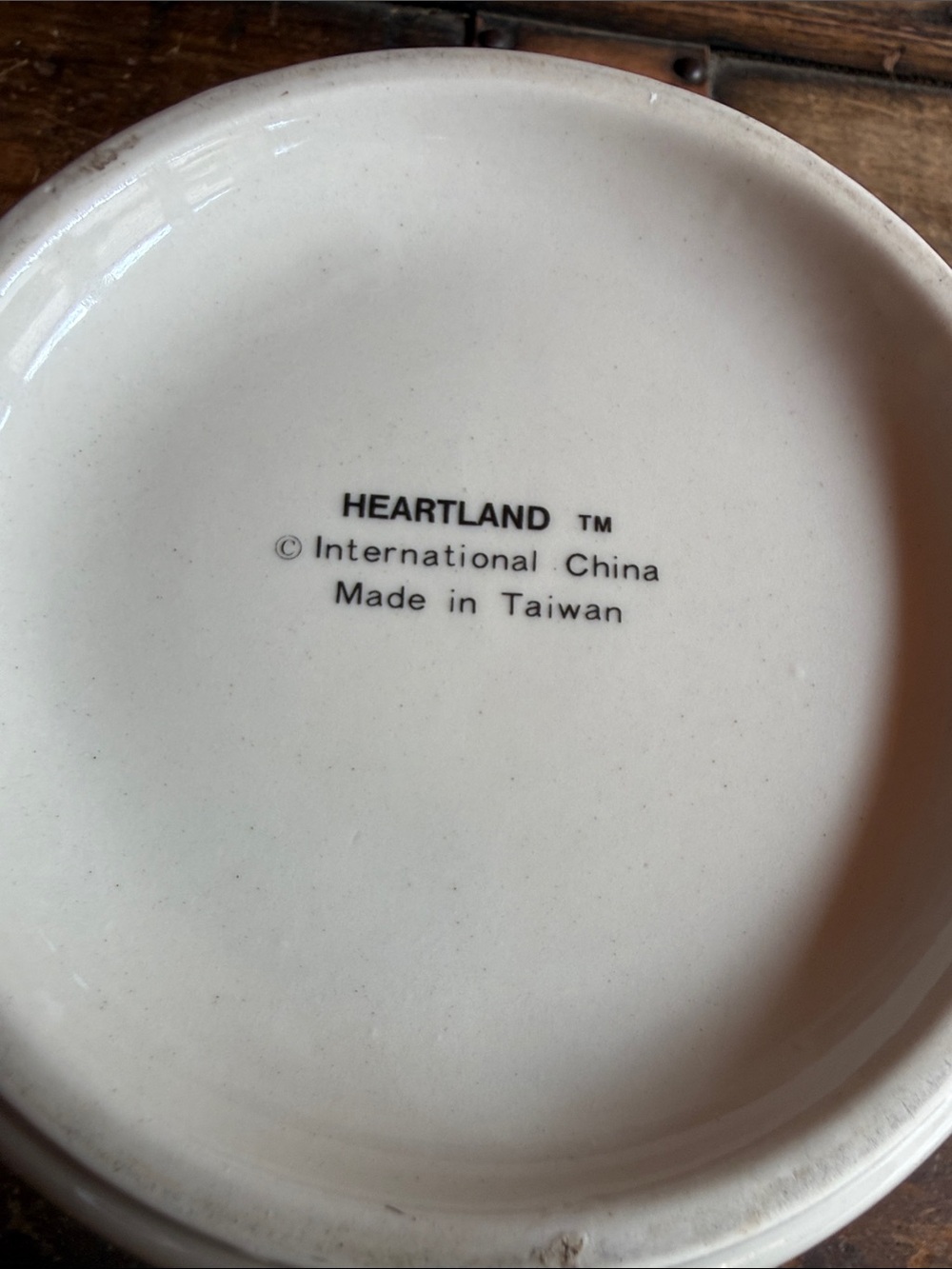 International Heartland Bowl with Lid - Picture 4 of 4